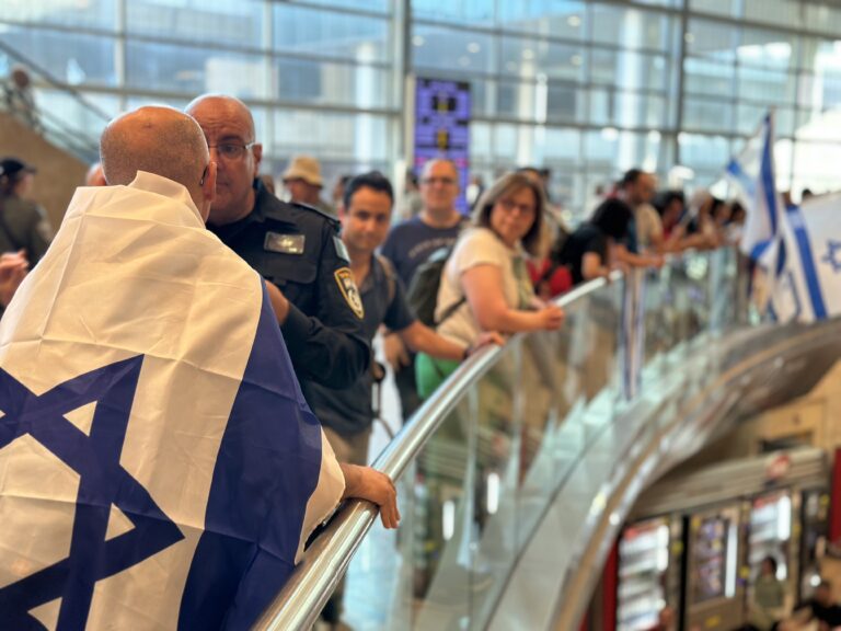 מפגין עוטה דגל ישראל נתבג