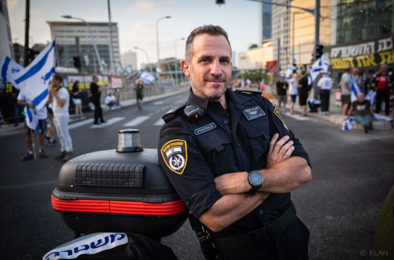 שוטר זורם לתמונה לפני ההפגנה