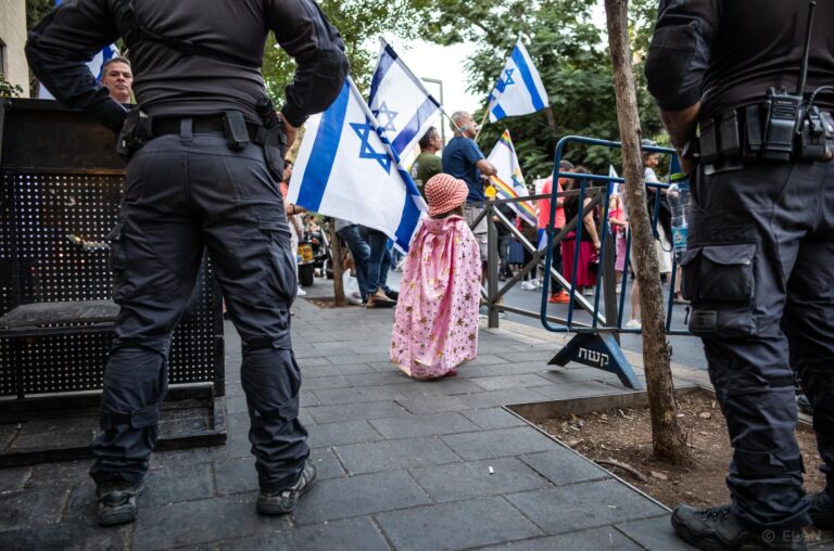 ילדה קטנה מפגינה ברחוב עזה צילום: elan