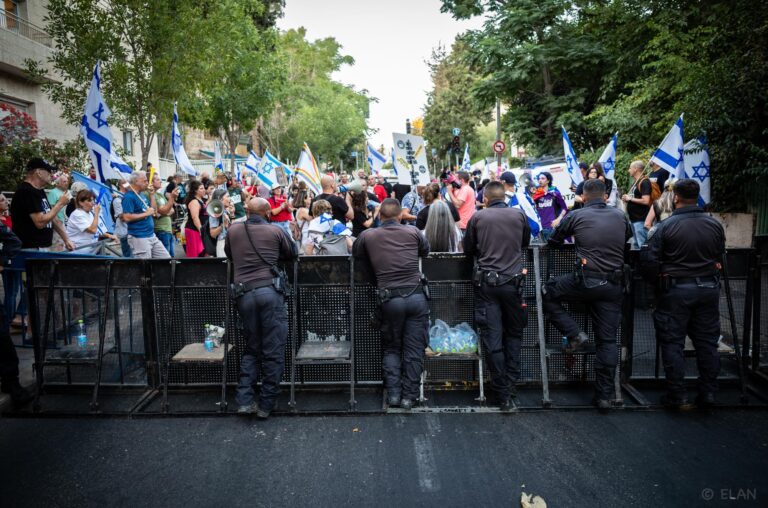 המחסום המשטרתי ברחוב עזה צילום: elan